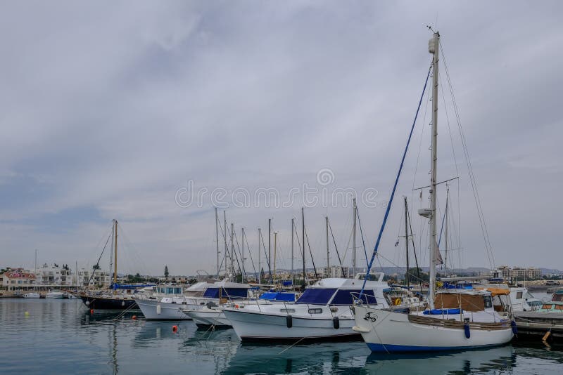 Zygi, Chipre - 16 de junho de 2018: iate, barcos de motor e cruzadores amarrados no haror de Zygi Tomado em uma tarde do verão co imagem de stock royalty free Zygi, Chipre - 16 de junho de 2018: iate, barcos de motor e cruzadores amarrados no haror de Zygi Tomado em uma tarde do verão co imagem de stock royalty free