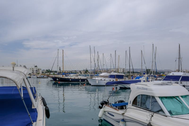Zygi, Chipre - 16 de junho de 2018: iate, barcos de motor e cruzadores amarrados no porto de Zygi Tomado em uma tarde do verão co imagens de stock Zygi, Chipre - 16 de junho de 2018: iate, barcos de motor e cruzadores amarrados no porto de Zygi Tomado em uma tarde do verão co imagens de stock