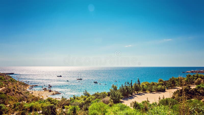 Zypern Protaras, Konnos-Strand, Ansicht von Lagune Mittelmeer von oben lizenzfreie stockfotografie Zypern Protaras, Konnos-Strand, Ansicht von Lagune Mittelmeer von oben lizenzfreie stockfotografie