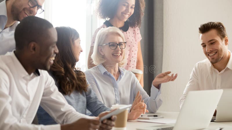 Zâmbind angajații multiculturali fericiți care râd împreună stock image