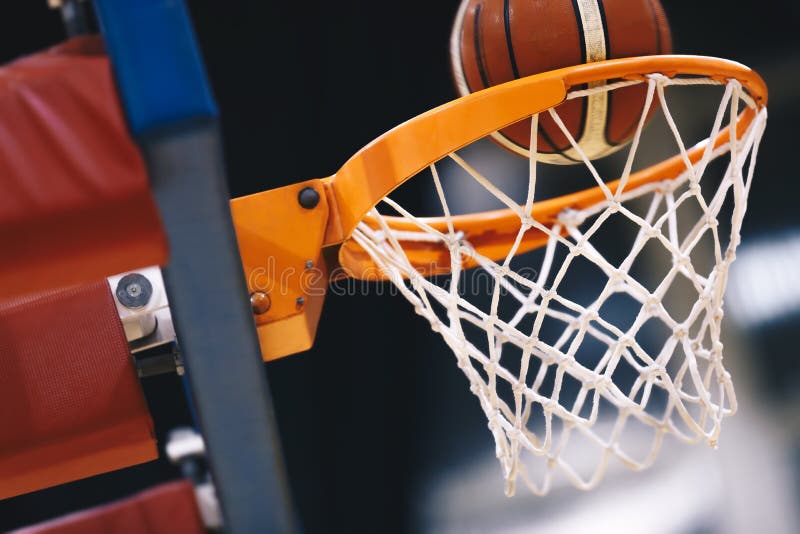 Zählender Korb des Basketballs an einer Sportarena Zählen der gewinnenden Punkte stockfotografie Zählender Korb des Basketballs an einer Sportarena Zählen der gewinnenden Punkte stockfotografie