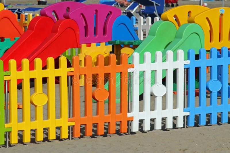Zäunen Sie einen Spielplatz auf dem Strandtouristendorf ein stockbilder Zäunen Sie einen Spielplatz auf dem Strandtouristendorf ein stockbilder