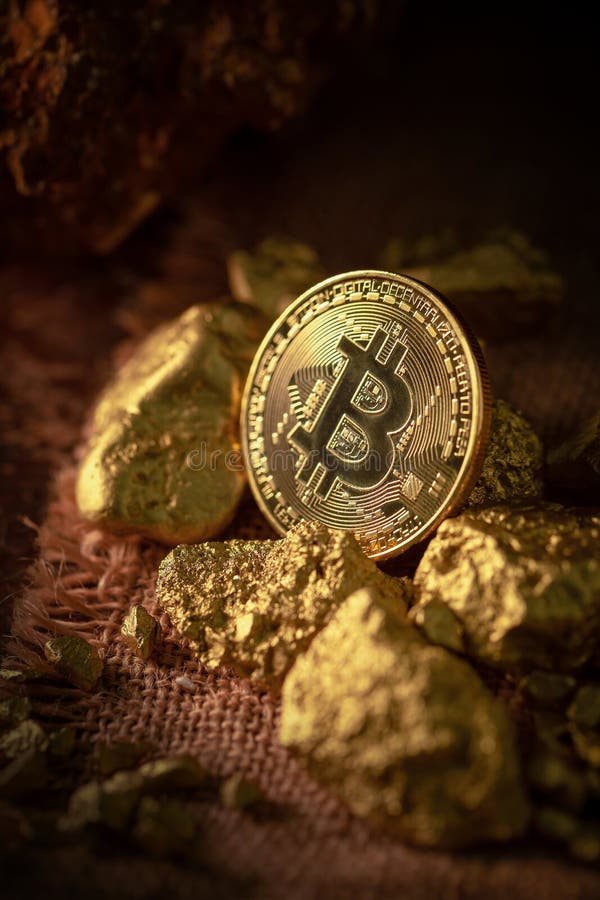 Złocisty bitcoin fizycznego Bitcoin-Cryptocurrency i Złocistej bryłki adra pojęcia prowadzenia domu posiadanie klucza złoty sięga fotografia royalty free