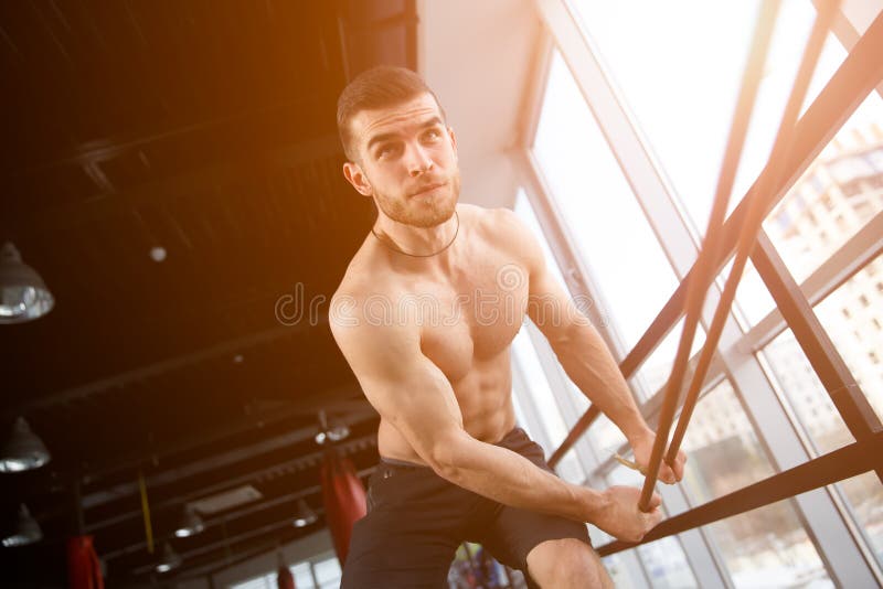 Züge des jungen Mannes im Sport lizenzfreie stockbilder Züge des jungen Mannes im Sport lizenzfreie stockbilder
