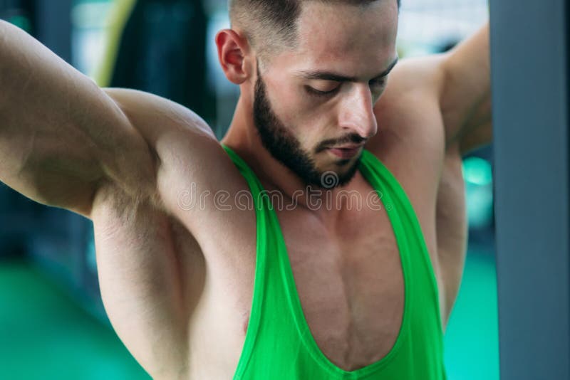 Züge eines junge Athleten in der Turnhalle Bodybuilder bildet die muscules der Rückseite aus lizenzfreies stockfoto Züge eines junge Athleten in der Turnhalle Bodybuilder bildet die muscules der Rückseite aus lizenzfreies stockfoto