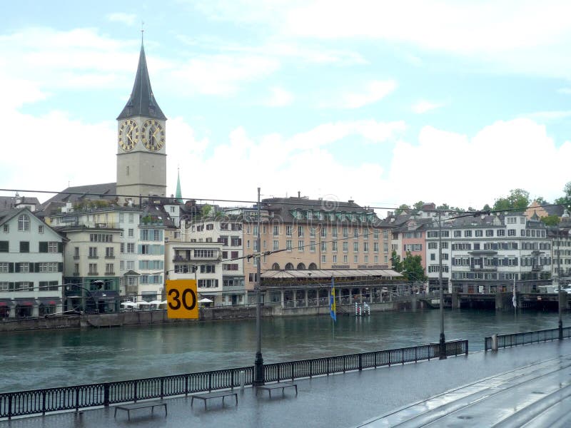 Zürich, die Schweiz, am 31. Mai 2017: Ansicht über etwas Altbauten in der Mitte der Stadt an einem bewölkten Tag lizenzfreie stockbilder Zürich, die Schweiz, am 31. Mai 2017: Ansicht über etwas Altbauten in der Mitte der Stadt an einem bewölkten Tag lizenzfreie stockbilder