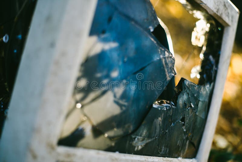 Złamany monitor Koncepcja ochrony środowiska fotografia royalty free