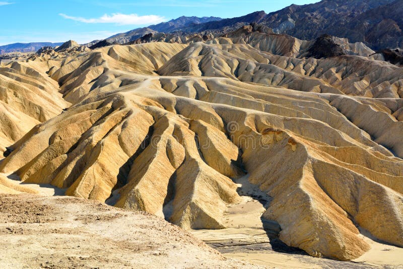 Złoci badlands żlobili w fala, namarszczenia i żleby, przy Zabrisk zdjęcie stock Złoci badlands żlobili w fala, namarszczenia i żleby, przy Zabrisk zdjęcie stock