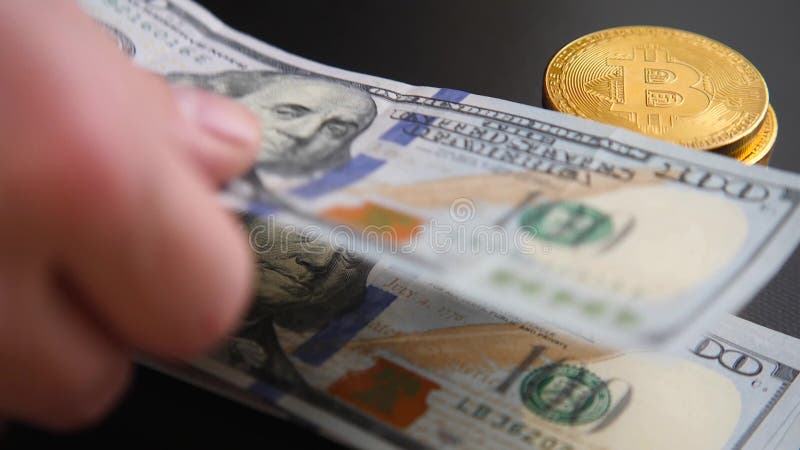 Złoci bitcoins na dolarów rachunkach Wirtualny pieniądze zastępstwa papier