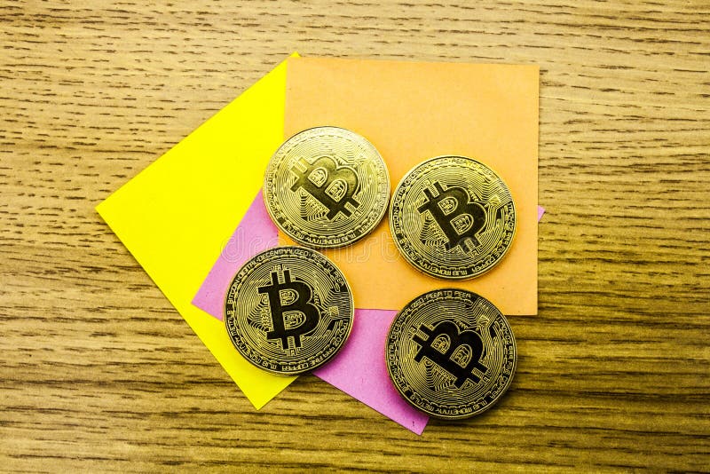 Złoci bitcoins na drewnianym biurku, cryptocurrency tło z papierowymi notatkami ilustracja 3 d royalty ilustracja Złoci bitcoins na drewnianym biurku, cryptocurrency tło z papierowymi notatkami ilustracja 3 d royalty ilustracja