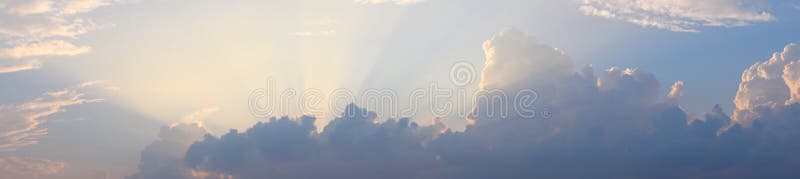 Złoci Żółci Zmierzchowi słońce promienie od zmroku Chmurnieją w Jaskrawym niebie - Naturalny Panoramiczny tło Skyscape