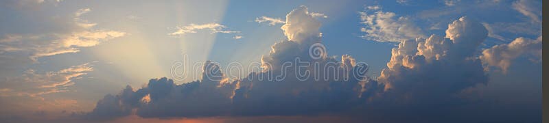 Złoci Żółci Zmierzchowi słońce promienie od zmroku Chmurnieją w niebieskim niebie - Naturalny tło Skyscape