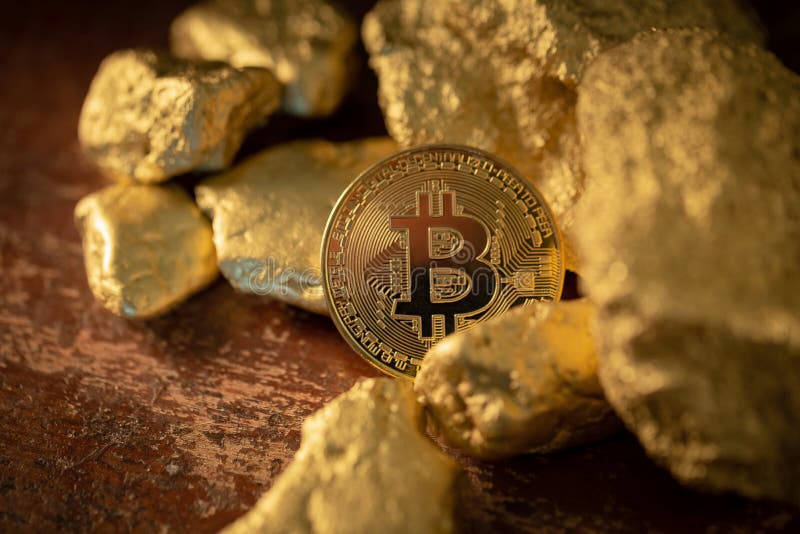 Złocisty bitcoin fizycznego Bitcoin-Cryptocurrency i Złocistej bryłki gra obrazy royalty free