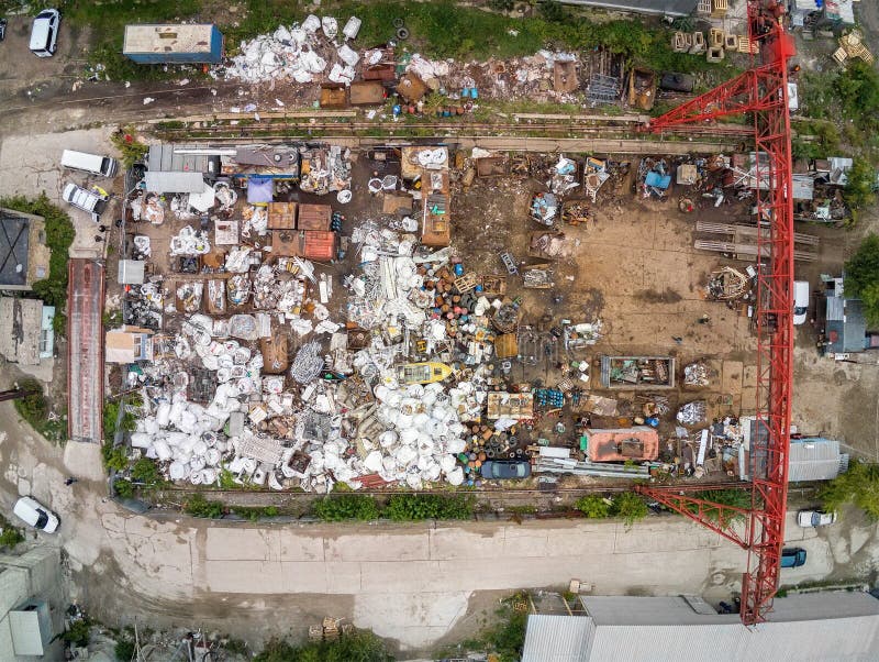 Złomu junkyard terenu widok z lotu ptaka Recepcyjny i składowy metalu odpady przed recyclyng zdjęcia stock Złomu junkyard terenu widok z lotu ptaka Recepcyjny i składowy metalu odpady przed recyclyng zdjęcia stock