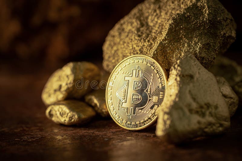 Złota bitcoina fizyczna bitcoina kryptowaluta i złote ziarna nugget obraz royalty free