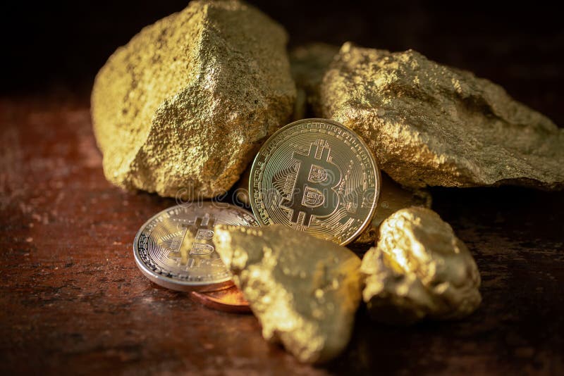 Złota bitcoina fizyczna bitcoina kryptowaluta i złote ziarna nugget zdjęcie royalty free