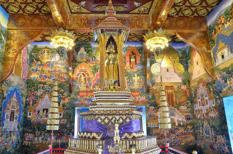 Złota Buddha statua i jawni ścienni obrazy w Wacie Wat Chedi Luang Chiangmai fotografia stock Złota Buddha statua i jawni ścienni obrazy w Wacie Wat Chedi Luang Chiangmai fotografia stock