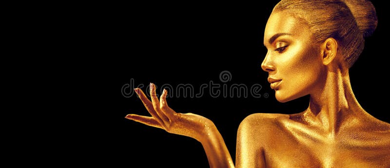 Złota kobieta Piękno mody modela dziewczyna z złotą skórą, makeup, włosy i jewellery na czarnym tle zdjęcie royalty free