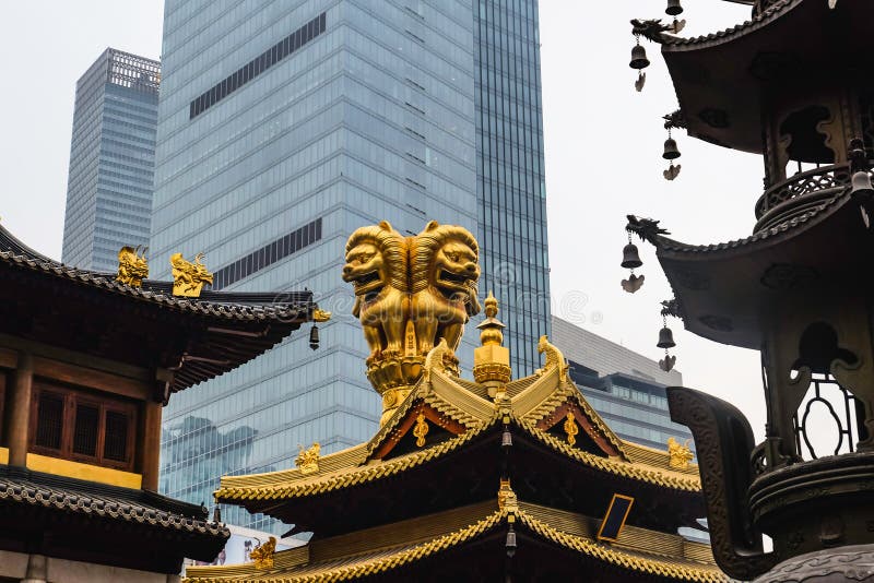 Złota lew statua na korzeniu Jing świątynia świątynia w Shanghai mieście zdjęcie royalty free Złota lew statua na korzeniu Jing świątynia świątynia w Shanghai mieście zdjęcie royalty free