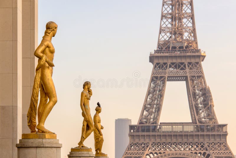 Złote brązowe statuy na Trocadero kwadracie, wieża eifla, Paryski Francja obraz stock Złote brązowe statuy na Trocadero kwadracie, wieża eifla, Paryski Francja obraz stock