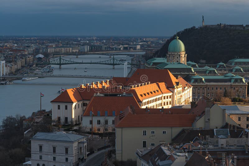 Złote światło oświetlające zamek buda i most wolności na zachodzie słońca w budapeszcie obraz stock