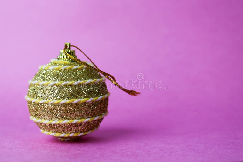 Złotej żółtej małej round szklanej plastikowej zimy xmas mądrze błyszcząca dekoracyjna piękna świąteczna Bożenarodzeniowa piłka, zdjęcia stock Złotej żółtej małej round szklanej plastikowej zimy xmas mądrze błyszcząca dekoracyjna piękna świąteczna Bożenarodzeniowa piłka, zdjęcia stock