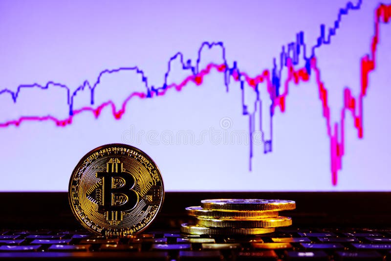 Złoty bitcoin z klawiatury i wykresu tłem handlarski pojęcie crypto waluta obrazy stock Złoty bitcoin z klawiatury i wykresu tłem handlarski pojęcie crypto waluta obrazy stock