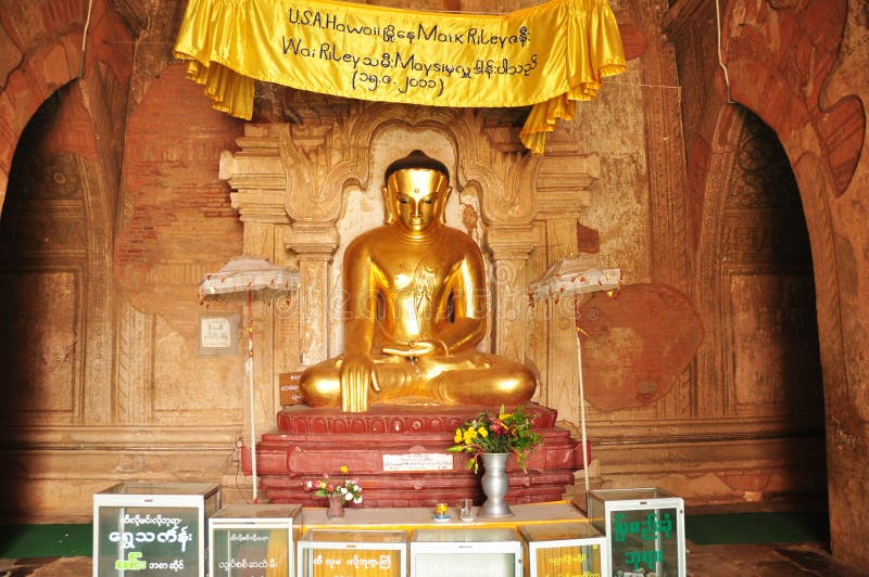 Złoty budda wizerunek posąg burma styl w dhammayangyi paya świątynia dla birmańskich i zagranicznych podróżników odwiedzić szacune fotografia royalty free