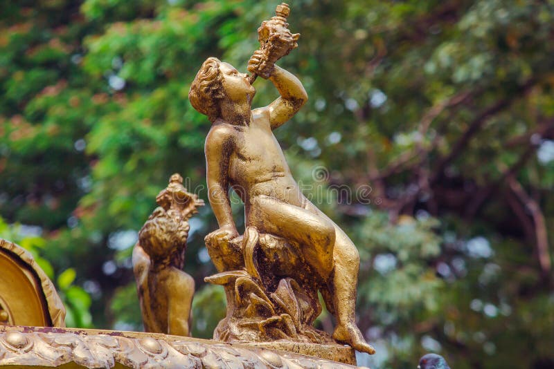 Złoty Chłopak statua na fontannie zdjęcia royalty free Złoty Chłopak statua na fontannie zdjęcia royalty free