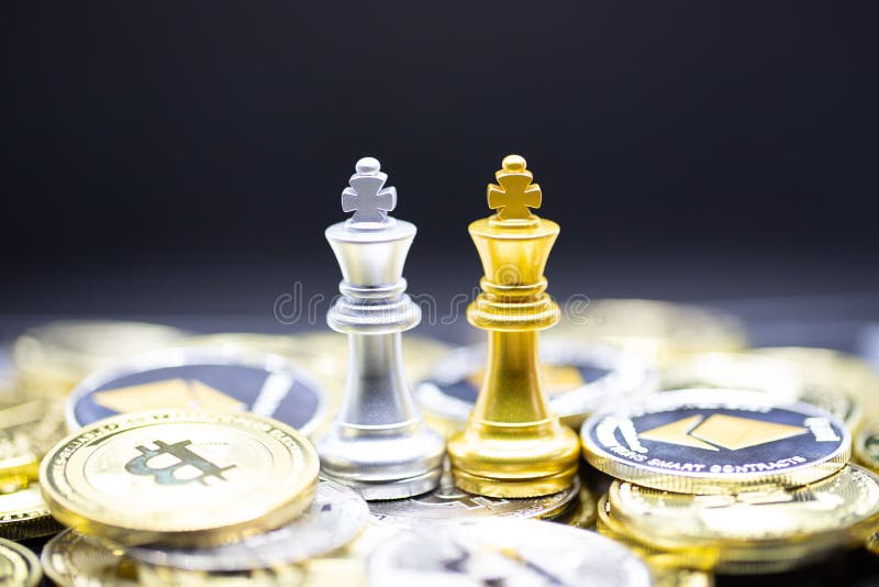 Złoty król i srebrna królowa szachy na kryptowej walucie. jest dogodną płatnością na rynku gospodarczym nowoczesnym sposobem wymia obrazy stock