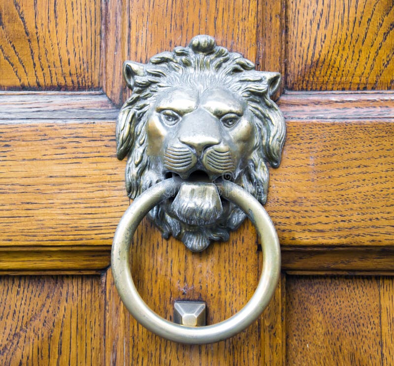 Złoty lew głowy knocker na starym drewnianym drzwi zdjęcia royalty free Złoty lew głowy knocker na starym drewnianym drzwi zdjęcia royalty free