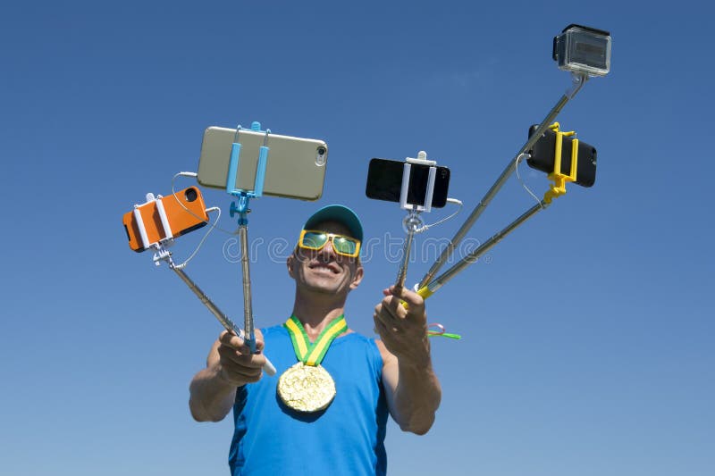 Złoty Medal atleta Bierze Selfies z Selfie kijami zdjęcie stock Złoty Medal atleta Bierze Selfies z Selfie kijami zdjęcie stock