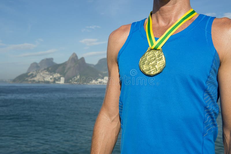 Złoty Medal atleta Stoi Ipanema Plażowy Rio fotografia royalty free Złoty Medal atleta Stoi Ipanema Plażowy Rio fotografia royalty free