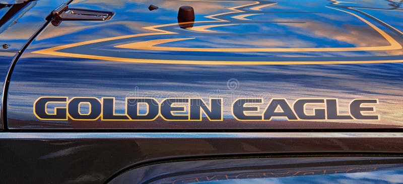 Złoty orł jak napis na czarnym samochodzie