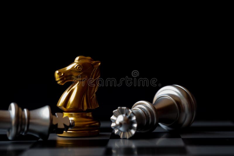 Złoty rycerz jest ostatnim zwycięzcą nad srebrnym królem na szachownicy Czarne tło koncepcji upadłości fotografia royalty free
