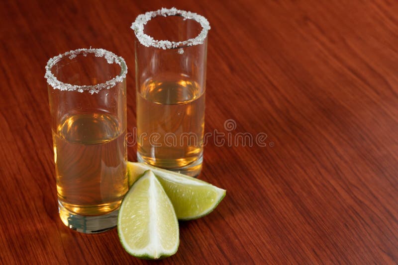 Złoty tequila z cytryną i solą Napoje, trunek zdjęcia stock Złoty tequila z cytryną i solą Napoje, trunek zdjęcia stock