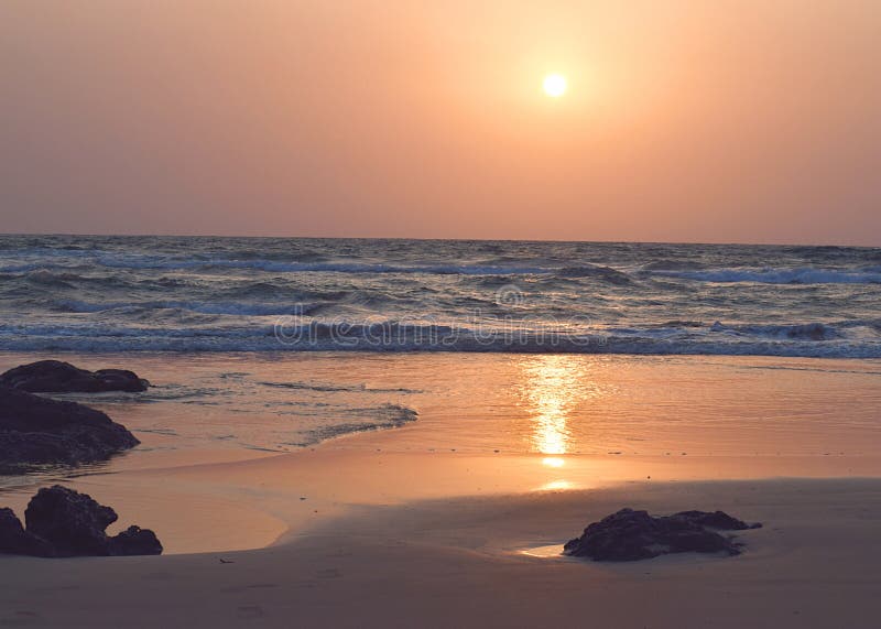 Złoty zmierzch nad Skalistą plażą, Ratnagiri, maharashtra obraz stock Złoty zmierzch nad Skalistą plażą, Ratnagiri, maharashtra obraz stock