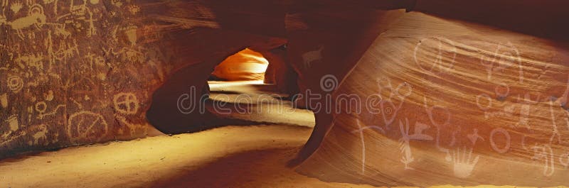 Złożony panoramiczny wizerunek rodowitych amerykan Indiańscy petroglify w pustynnej jamie fotografia royalty free Złożony panoramiczny wizerunek rodowitych amerykan Indiańscy petroglify w pustynnej jamie fotografia royalty free