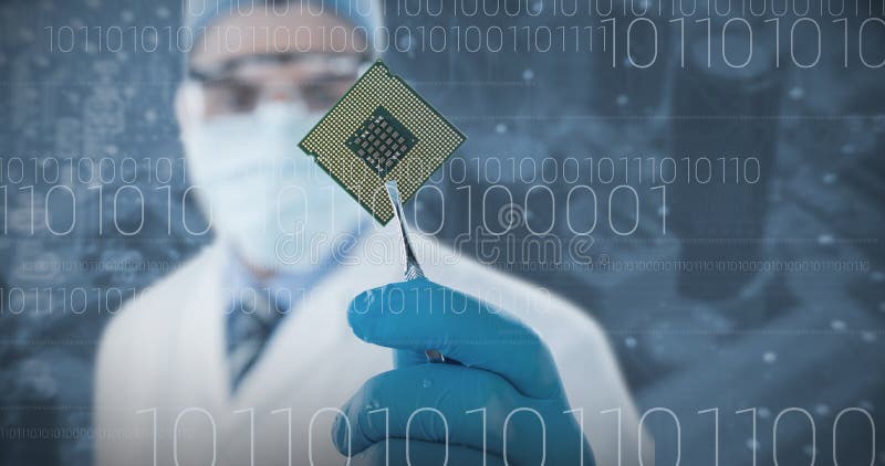 Złożony wizerunek doktorskiego mienia elektroniczny układ scalony z forceps zdjęcie royalty free Złożony wizerunek doktorskiego mienia elektroniczny układ scalony z forceps zdjęcie royalty free
