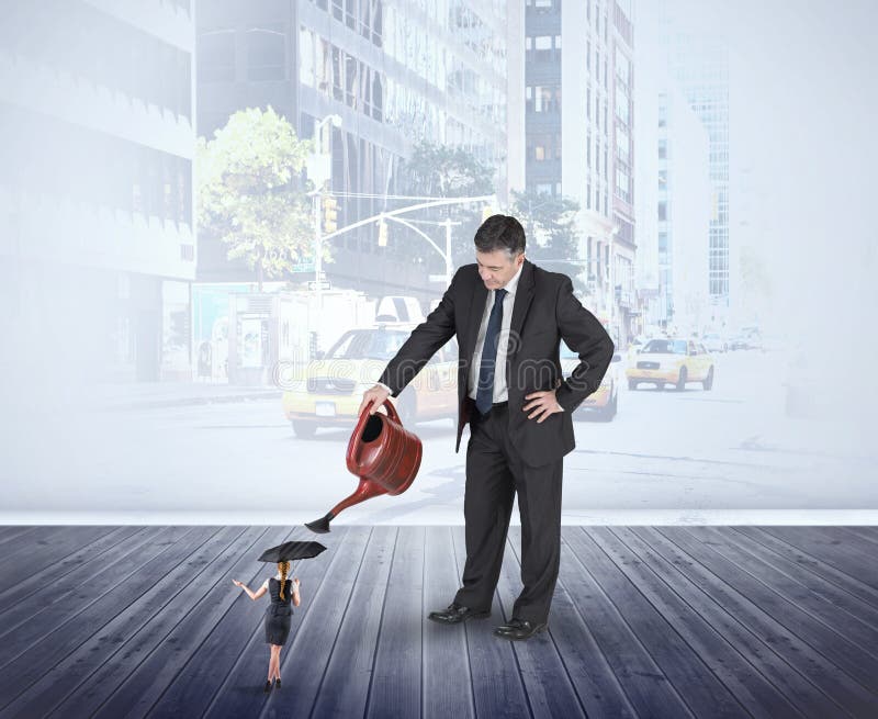 Złożony wizerunek nawadnia malutkiego bizneswomanu dojrzały biznesmen fotografia stock Złożony wizerunek nawadnia malutkiego bizneswomanu dojrzały biznesmen fotografia stock