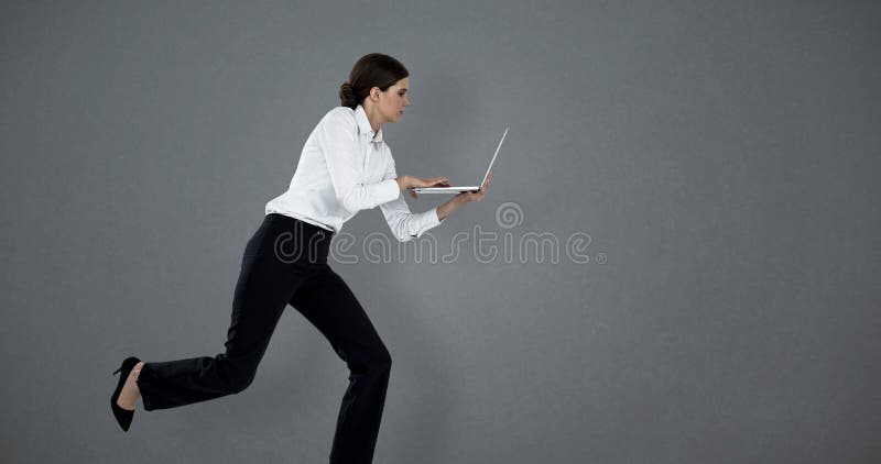 Złożony wizerunek pełna długość bizneswomanu bieg podczas gdy używać laptop