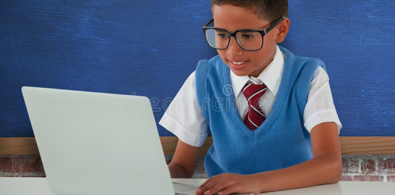 Złożony wizerunek uczniowski używa laptop przy stołem zdjęcie royalty free Złożony wizerunek uczniowski używa laptop przy stołem zdjęcie royalty free