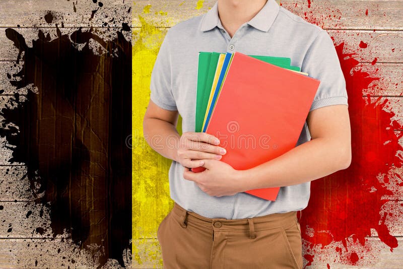 Złożony wizerunek w połowie sekcja mężczyzna mienia kartoteki obrazy stock Złożony wizerunek w połowie sekcja mężczyzna mienia kartoteki obrazy stock
