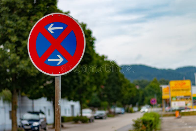 ZŁY SÃ „CKINGEN NIEMCY, LIPIEC, - 21 2018: Żadny parking ruchu drogowego znak obrazy stock ZŁY SÃ „CKINGEN NIEMCY, LIPIEC, - 21 2018: Żadny parking ruchu drogowego znak obrazy stock