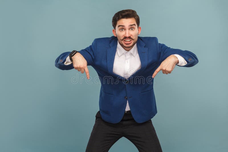 ¡Ahora, mirando abajo! Hombre que señala en el espacio de la copia fotos de archivo libres de regalías ¡Ahora, mirando abajo! Hombre que señala en el espacio de la copia fotos de archivo libres de regalías