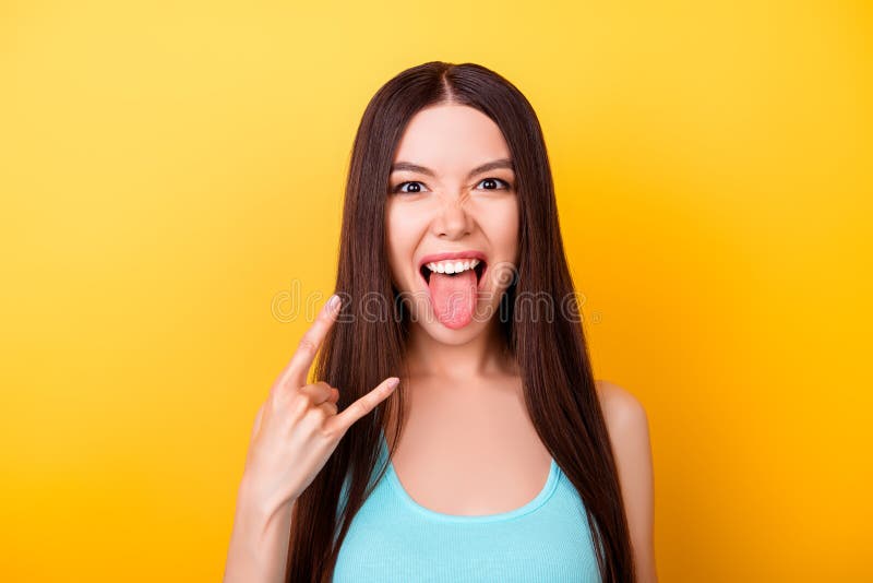 ¡Bebé del rollo de la roca n! La señora competida con mezclada asiática joven atractiva es posición fotografía de archivo ¡Bebé del rollo de la roca n! La señora competida con mezclada asiática joven atractiva es posición fotografía de archivo