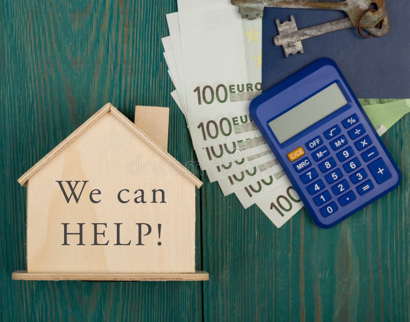 ?Concepto de ayuda financiero - peque?a casa con el texto que podemos ayudar! , llaves, calculadora, pasaporte, dinero imágenes de archivo libres de regalías ?Concepto de ayuda financiero - peque?a casa con el texto que podemos ayudar! , llaves, calculadora, pasaporte, dinero imágenes de archivo libres de regalías