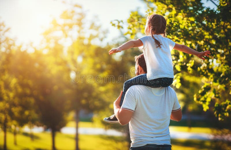 ¡Concepto del día de padre! papá de la familia e hija felices del niño detrás en naturaleza ¡Concepto del día de padre! papá de la familia e hija felices del niño detrás en naturaleza