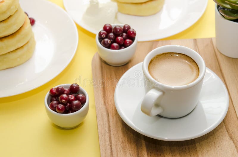 ¡De Ð para arriba del café y de las bayas en fondo amarillo Syrniki Comida rusa Copie el espacio fotografía de archivo ¡De Ð para arriba del café y de las bayas en fondo amarillo Syrniki Comida rusa Copie el espacio fotografía de archivo