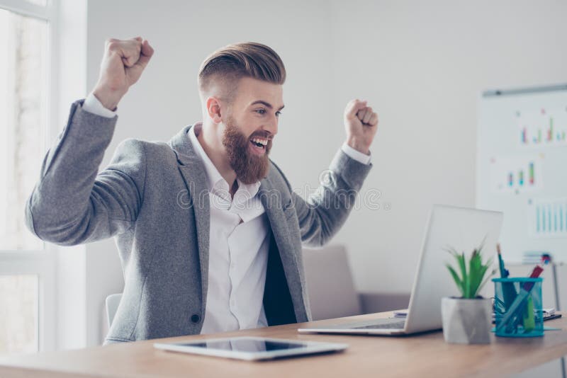 ¡Gran trabajo! El hombre de negocios muy emocionado está celebrando el crecimiento de imagen de archivo libre de regalías ¡Gran trabajo! El hombre de negocios muy emocionado está celebrando el crecimiento de imagen de archivo libre de regalías